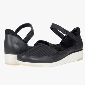 BareTraps Harmony Women's Flats & Oxfords Black  Size 10